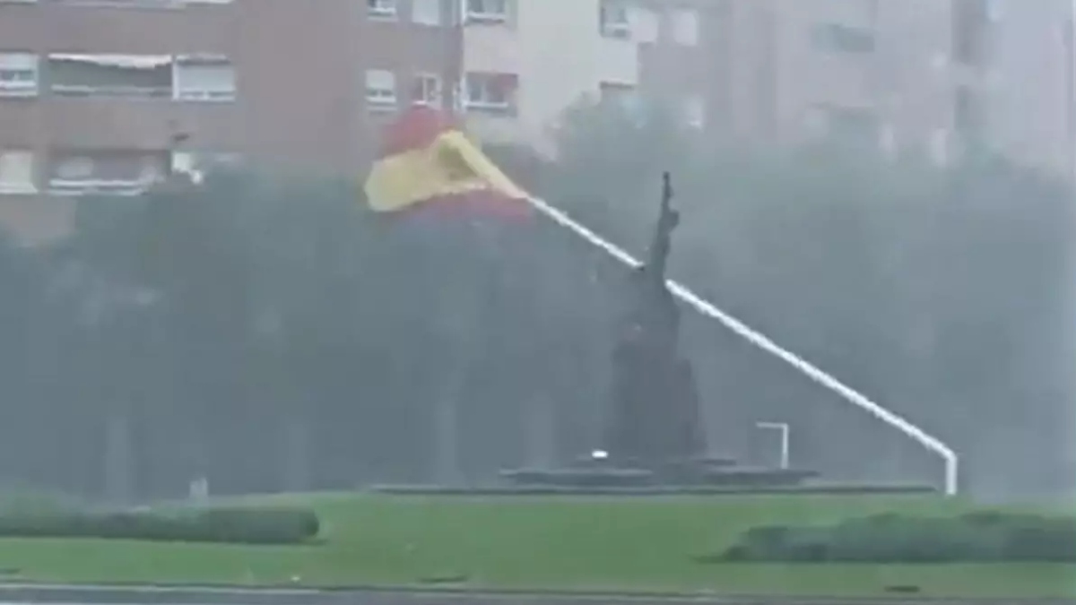 La borrasca Béatrice derriba un mástil con la bandera de España en Badajoz, este sábado.