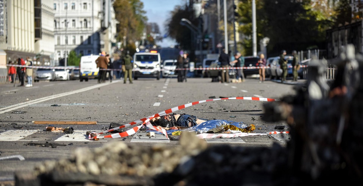 El cadáver de una mujer víctima de un bombardeo yace en una calle del centro de Kiev.