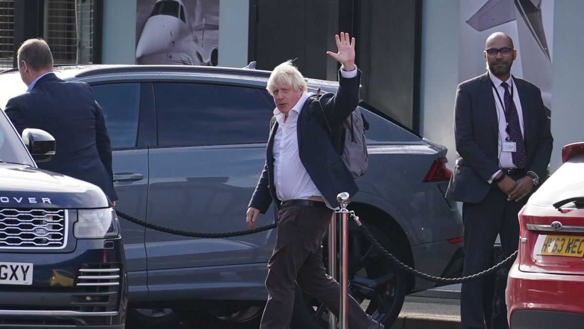El exprimer ministro británico, Boris Johnson, llega al aeropuerto de Gatwick, después de pasar las vacaciones en el Caribe.