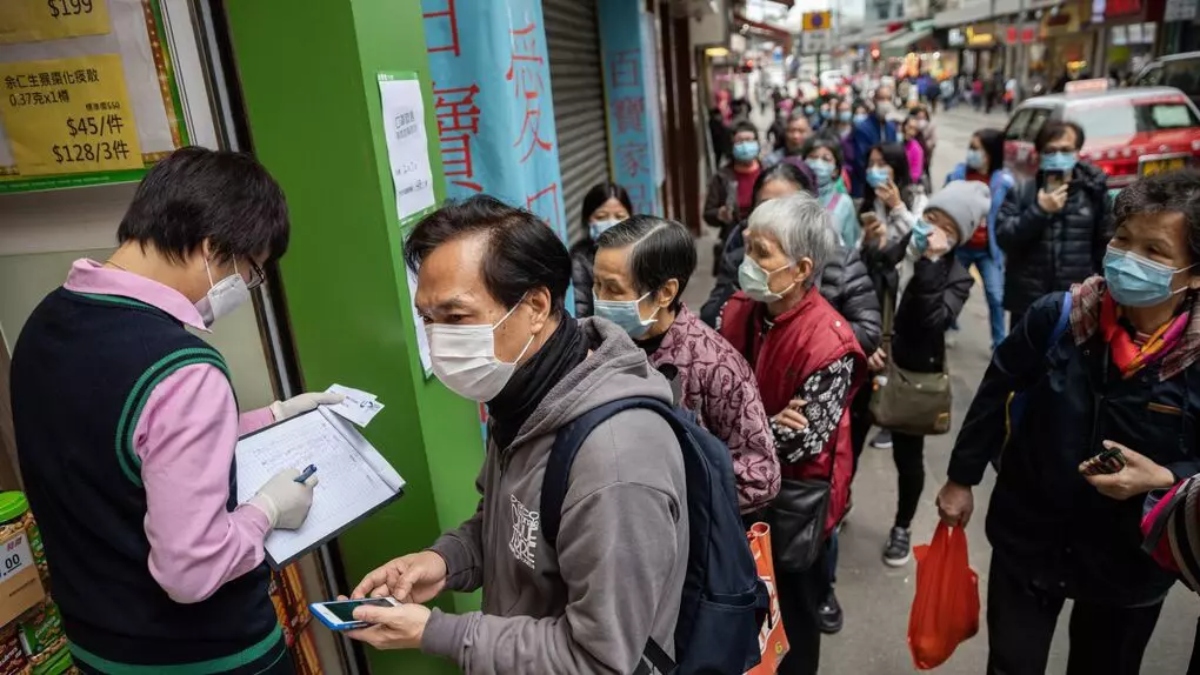 Una cola de gente con mascarilla en China