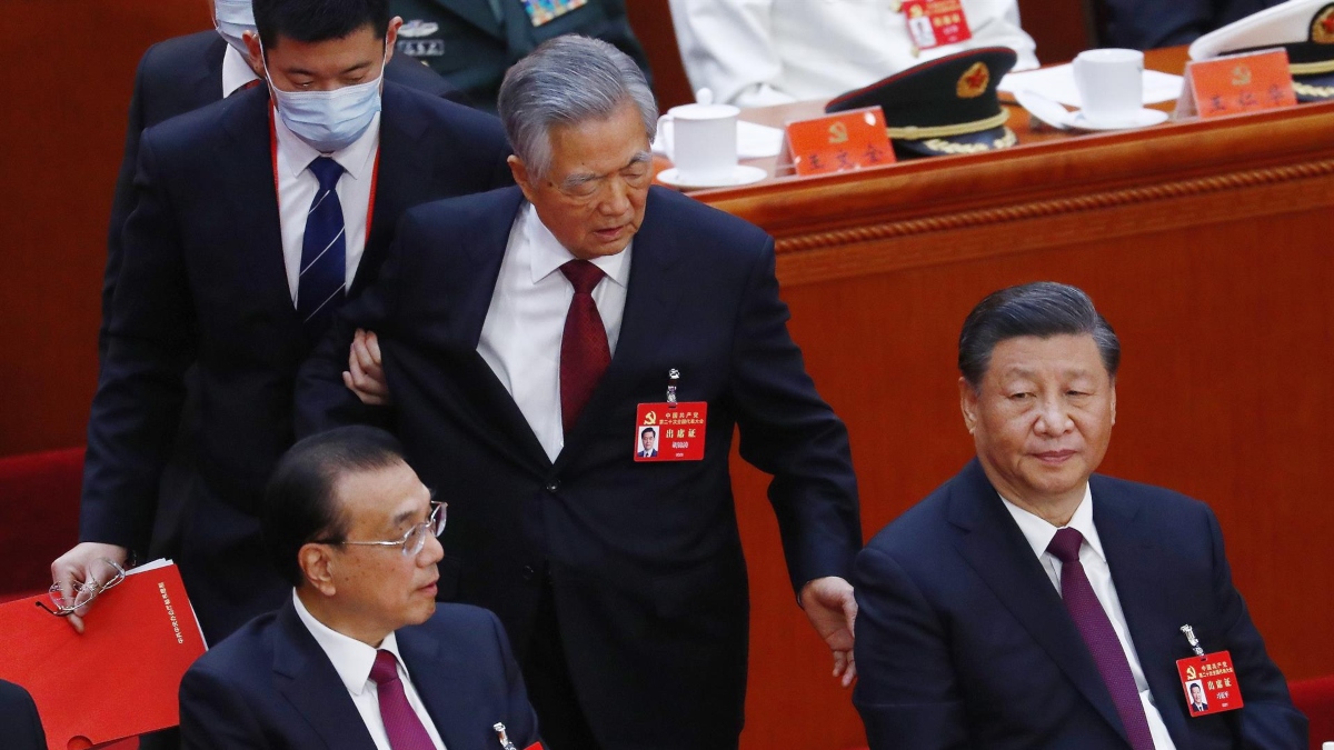 Durante el pleno, Hu Jintao fue acompañado a la salida por dos miembros del congreso por motivos aún desconocidos