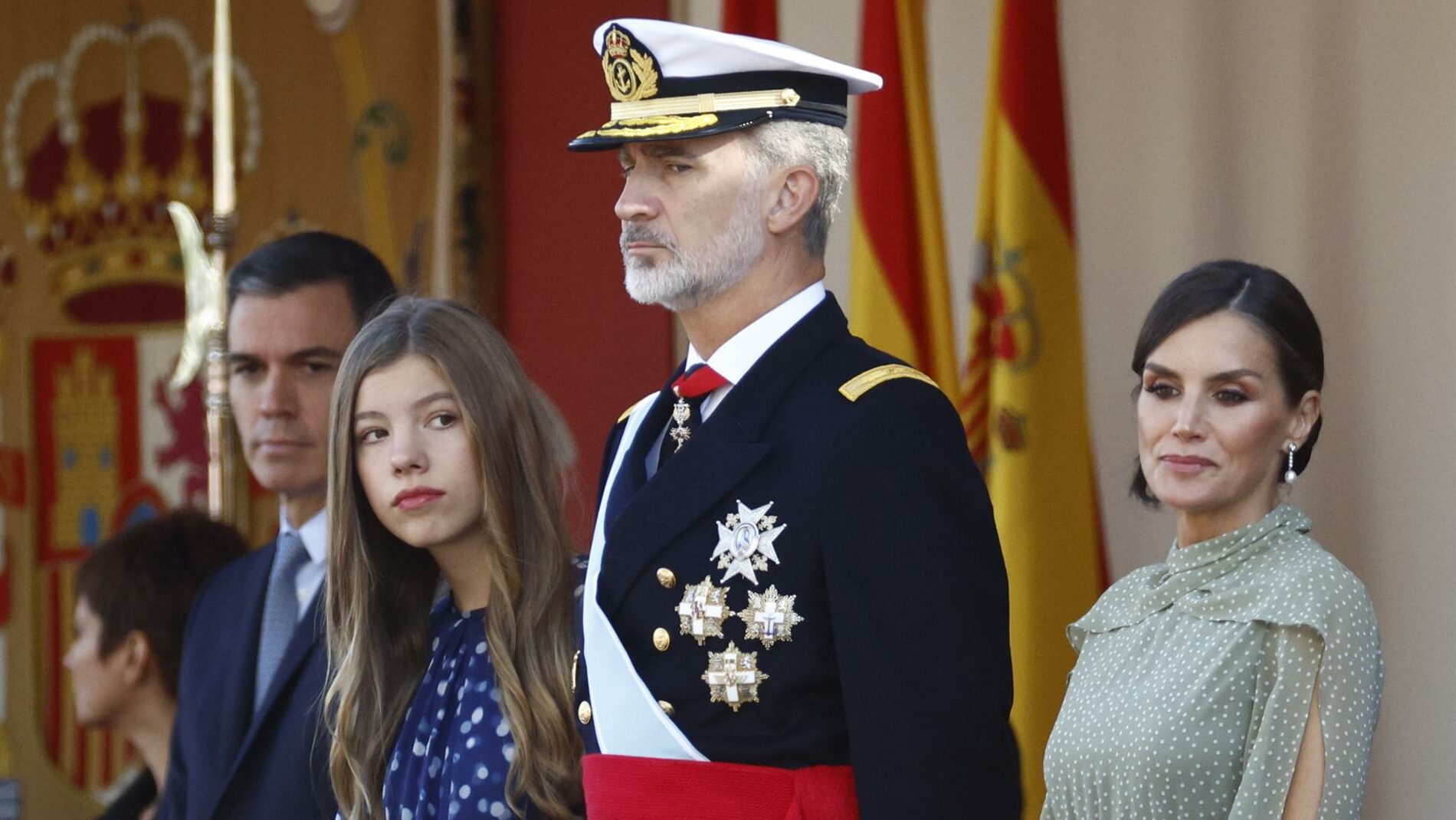 Pedro Sánchez, el rey Felipe VI y la reina Letizia en el desfile del 12 de octubre