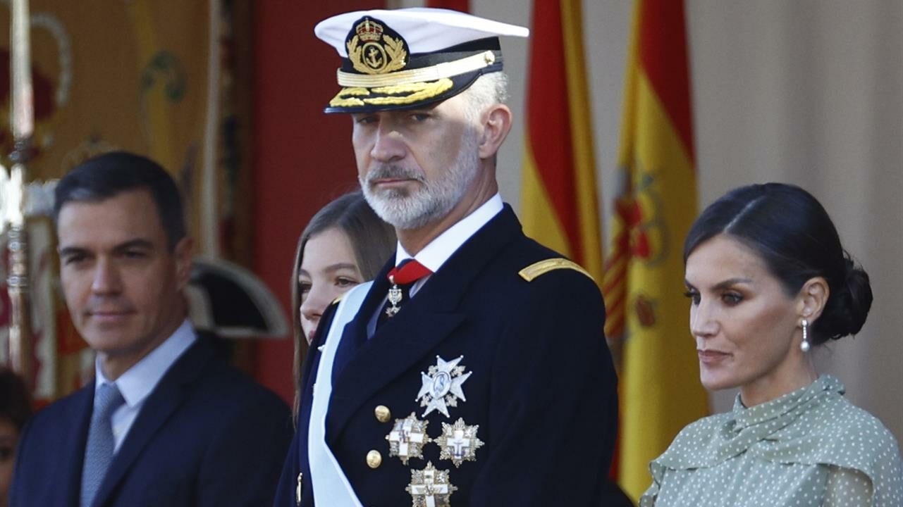 Pedro Sánchez, el rey Felipe VI y la reina Letizia en el desfile del 12 de octubre