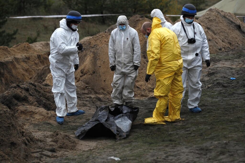 Forenses ucranianos en la zona de una fosa común descubierta en Lyman, Donetsk.