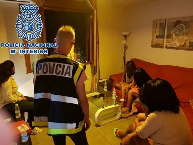 Una operación de la Policía Nacional en un piso donde se liberó a varias víctimas de explotación sexual que ejercían la prostitución