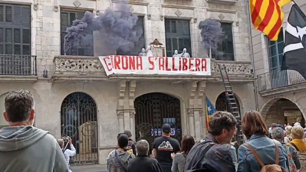 Unos independentistas 'okupan' el balcón del Ayuntamiento de Girona para 'liberarla'