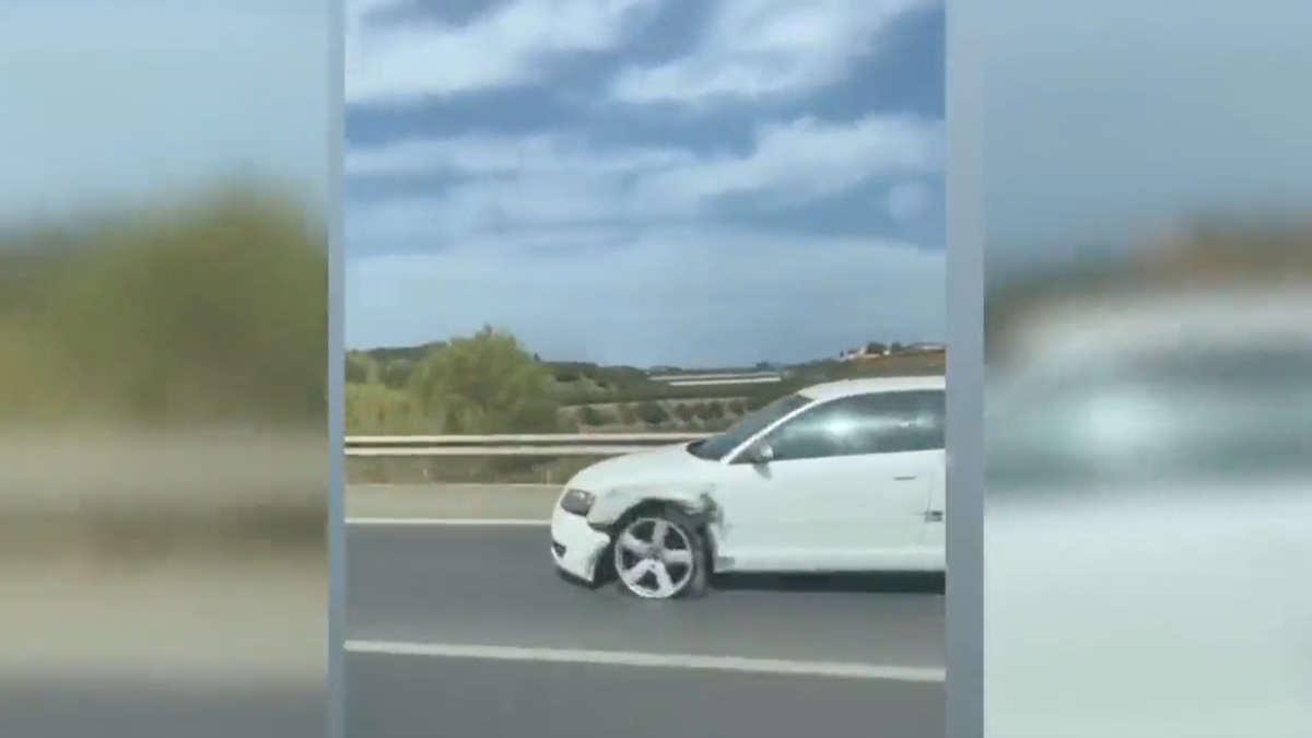 Captura del vídeo de la Guardia Civil en el que graban a un hombre que conducía drogado, sin una rueda y con el airbag activado