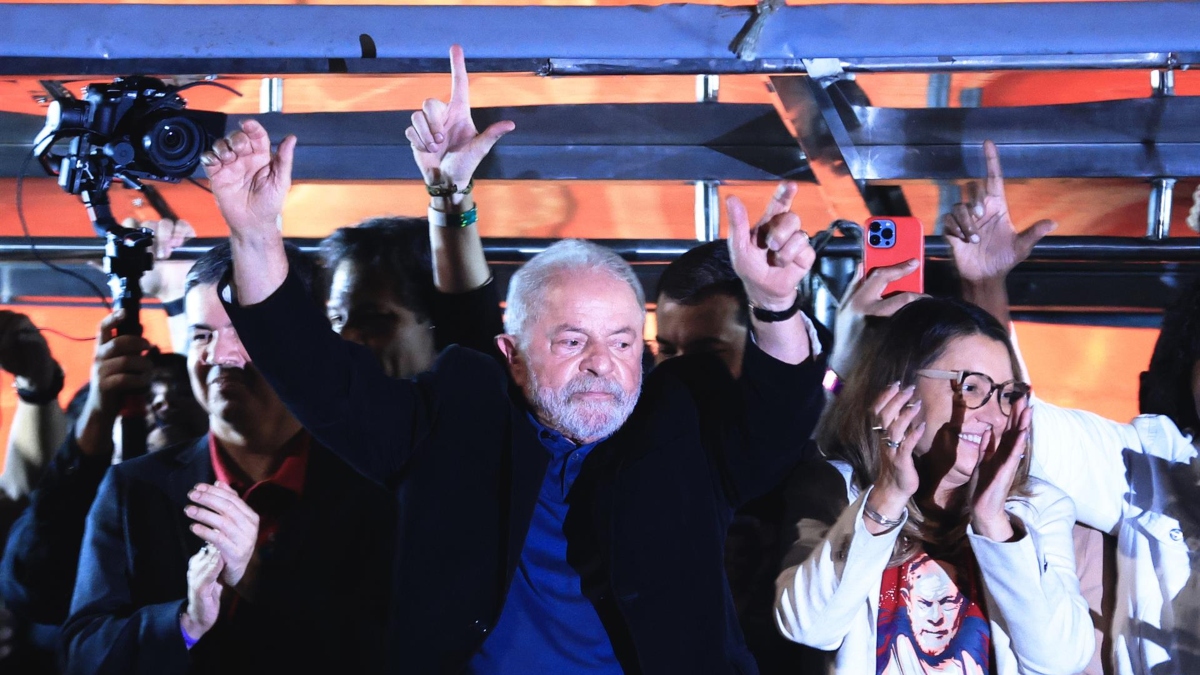 El expresidente Lula da Silva saluda a simpatizantes que celebran los resultados de las elecciones presidenciales