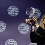 La escritora Luz Gabás gana el premio Planeta 2022 con su novela 'Lejos de Luisiana'