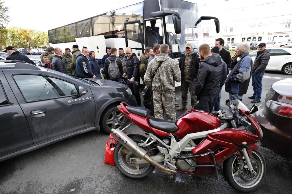 Ciudadanos rusos movilizados aguardan para subir a un autobús ante un centro de reclutamiento en San Petersburgo. 