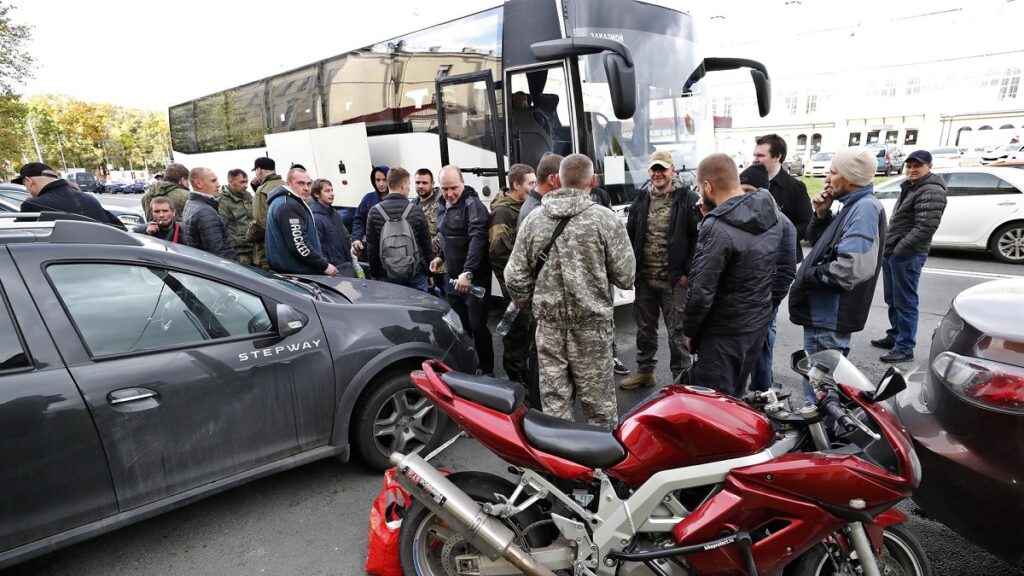 Ciudadanos rusos movilizados aguardan para subir a un autobús ante un centro de reclutamiento en San Petersburgo.
