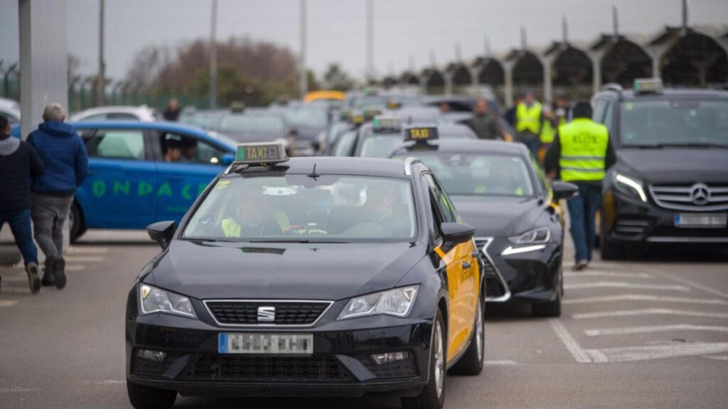Los taxistas usan el catalán a su favor y logran que se exija el B2 a los conductores de VTC