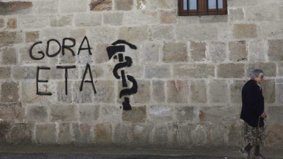 Imagen de una pintada a favor de ETA en la pared de una vivienda de Iturmendi.