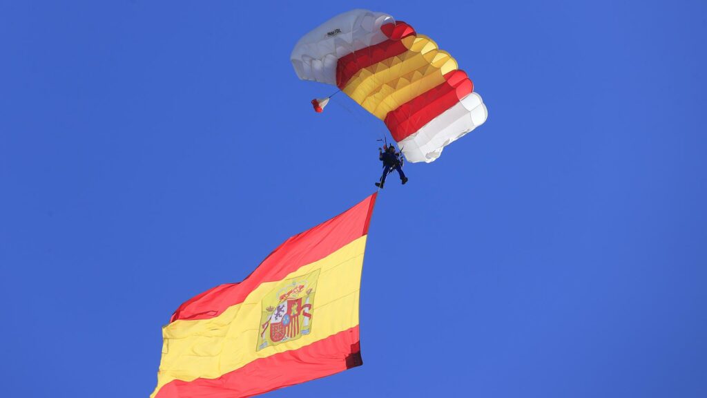 Salto del paracaidista en el desfile del 12 de octubre