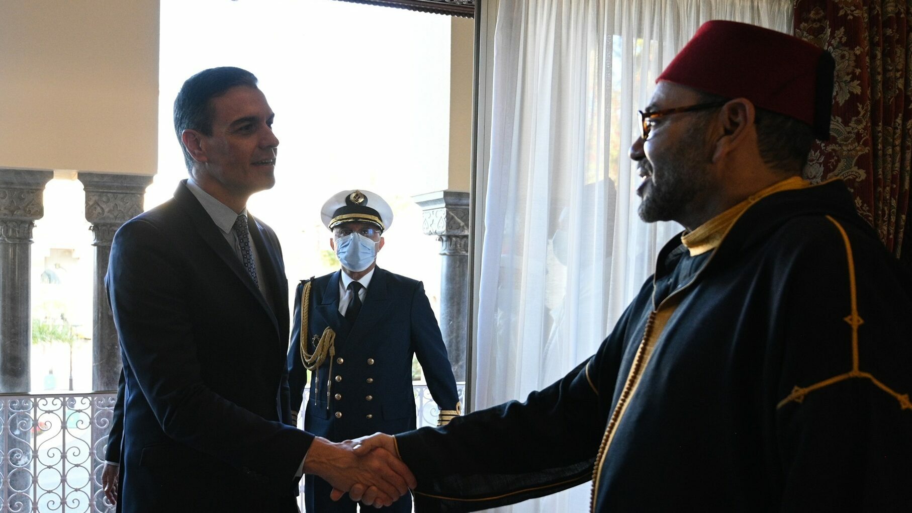 El presidente del Gobierno, Pedro Sánchez, durante su reunión con el rey Mohamed VI.