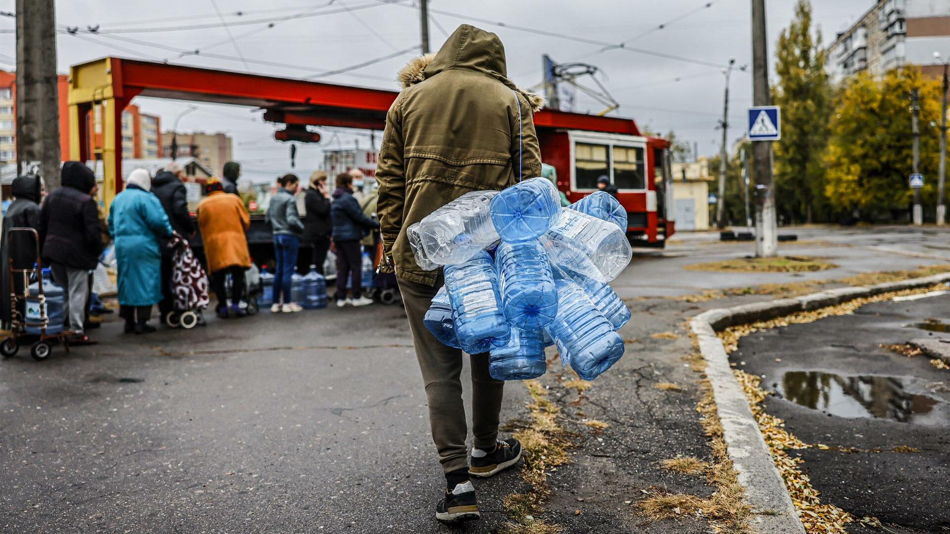 Personas recolectando agua potable en Mykolaiv, en el sur de Ucrania