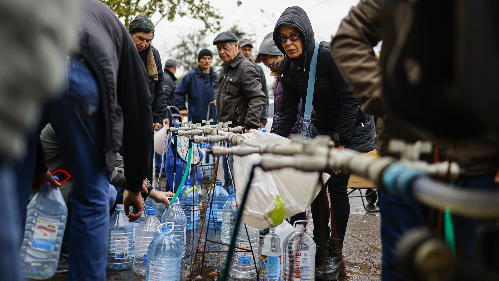 Personas recolectando agua potable en Mykolaiv, en el sur de Ucrania