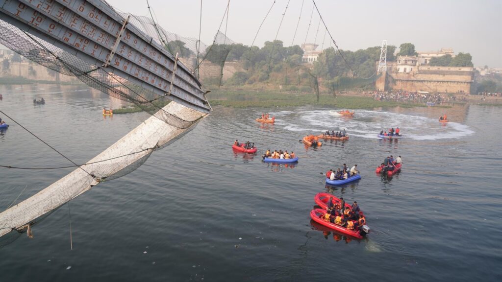 Más de un centenar de muertos por el derrumbe de un puente colgante en la India