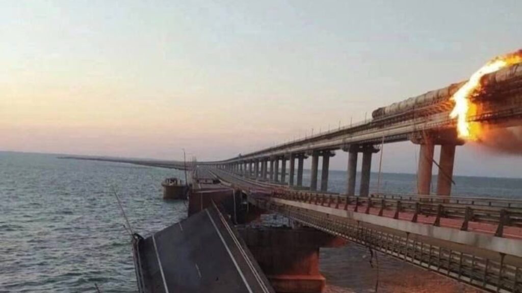 Una gran explosión incendia el puente que une Crimea con Rusia