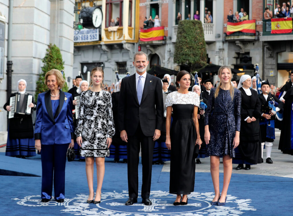 El rey Felipe, la reina Letizia, la princesa Leonor, la infanta Sofía y la reina emérita