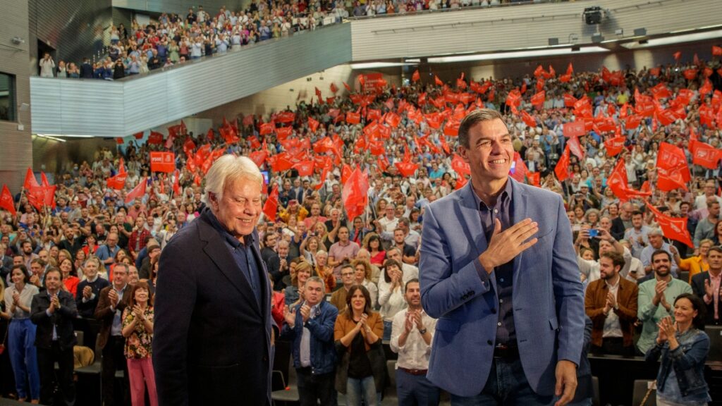 El presidente del Gobierno, Pedro Sánchez (i) junto al expresidente Felipe González, este sábado, en Sevilla.