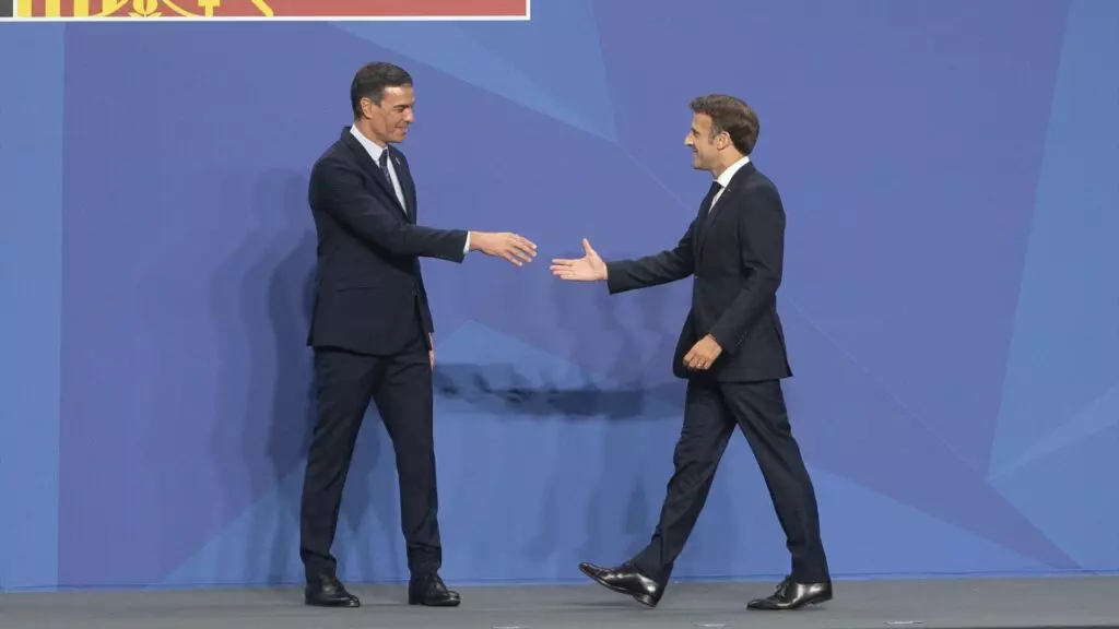 Del ‘MidCat’ al ‘BarMar’: Sánchez y Macron lanzan otro gasoducto sin pactar quién lo paga