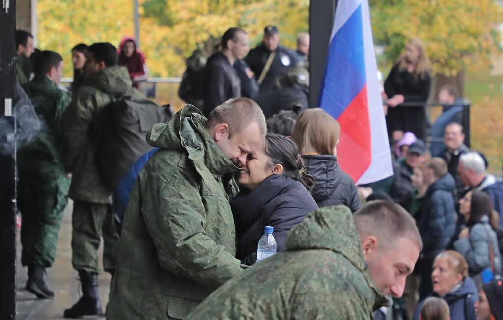 Soldados rusos se despiden de sus familias en Moscú. 