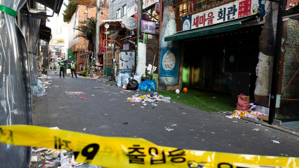 Corea del Sur declara luto nacional por la avalancha que dejó 154 muertos en Seúl y abre una investigación