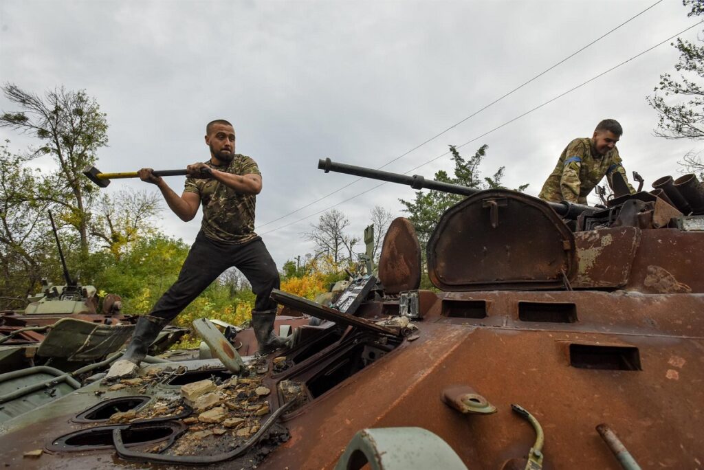 Militares ucranianos desmontan un tanque ruso en Izium
