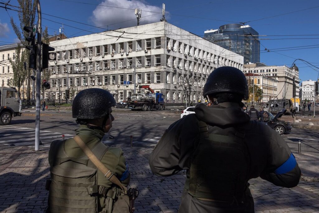 Dos militares ucranianos ante un edificio bombardeado en Kiev