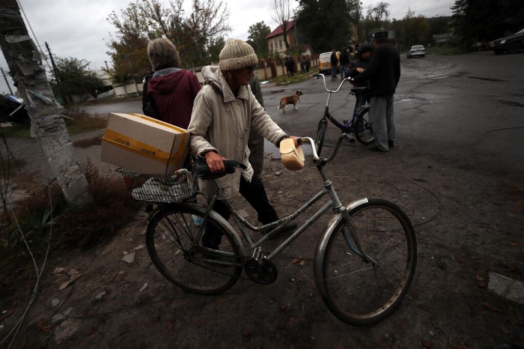 Civiles ucranianos recogen ayuda humanitaria en Sviatohirsk.