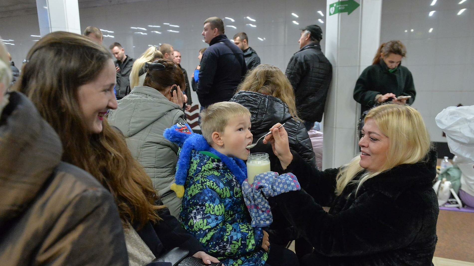 Ucranianos refugiados en el metro tras los ataques rusos en Kiev