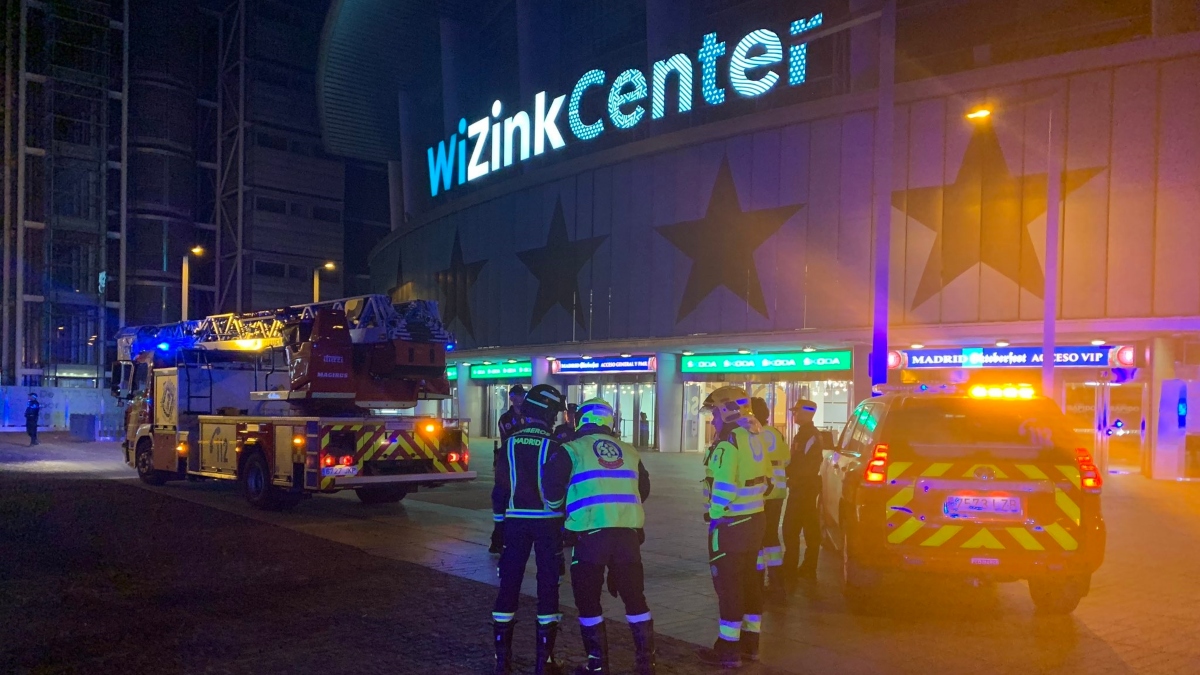 Los Bomberos del Ayuntamiento de Madrid intervienen en el incendio de un altavoz y una pantalla en el WiZink Center de Madrid.