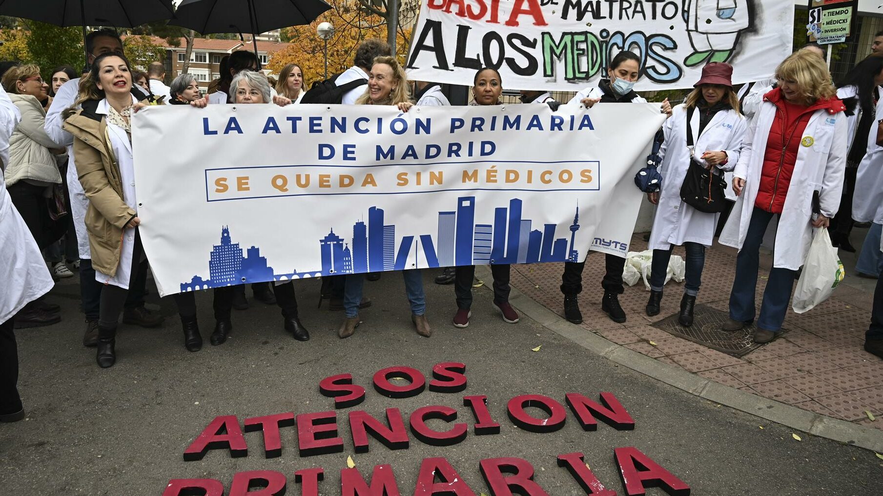 Participantes en la concentración convocada por el sindicato AMYTS, mayoritario entre los médicos madrileños, frente a la Gerencia de Atención Primaria