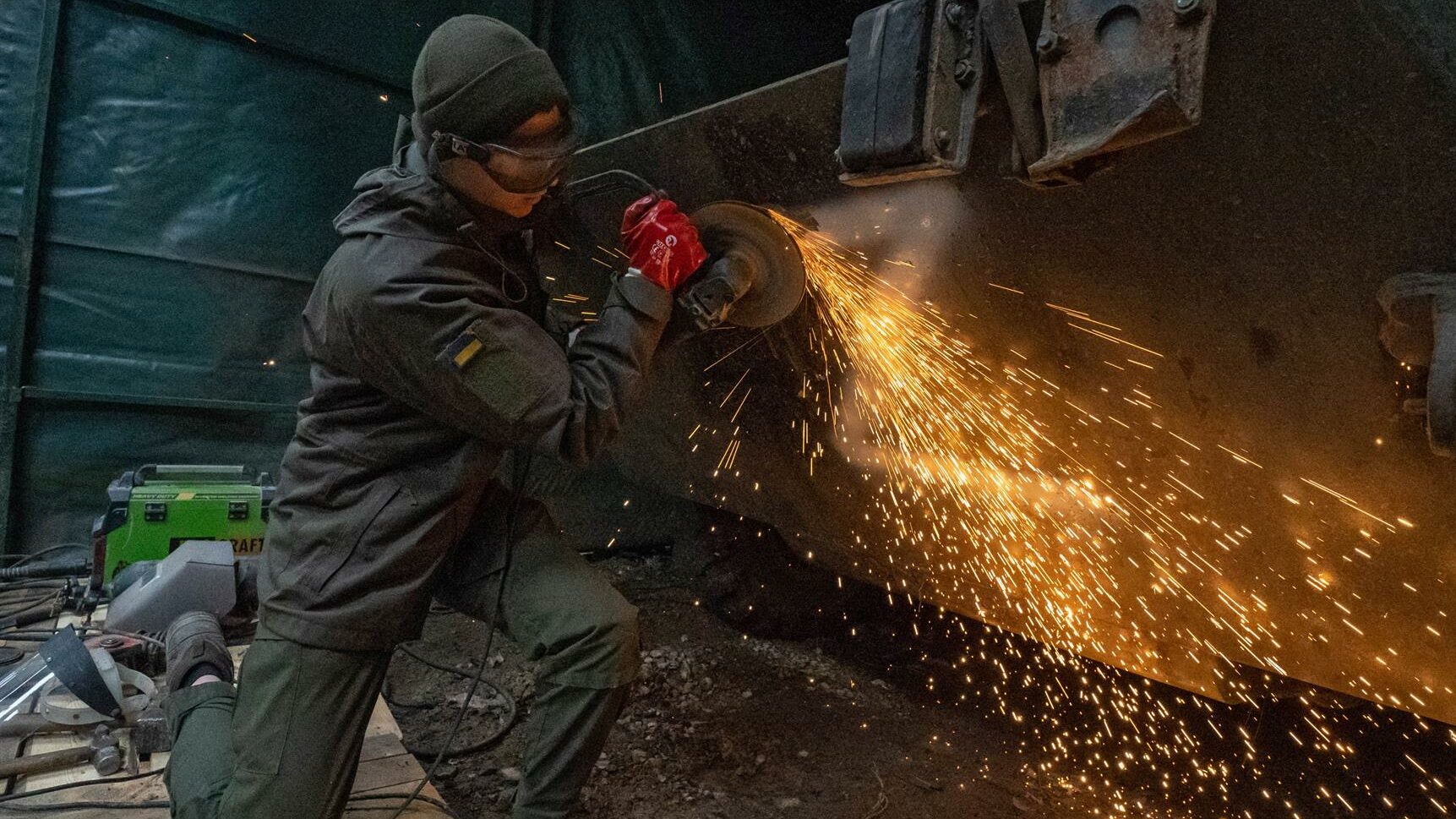Un miembro de la Guardia Nacional repara un vehículo militar incautado al ejército ruso en un hangar de Járkov, Ucrania este jueves.