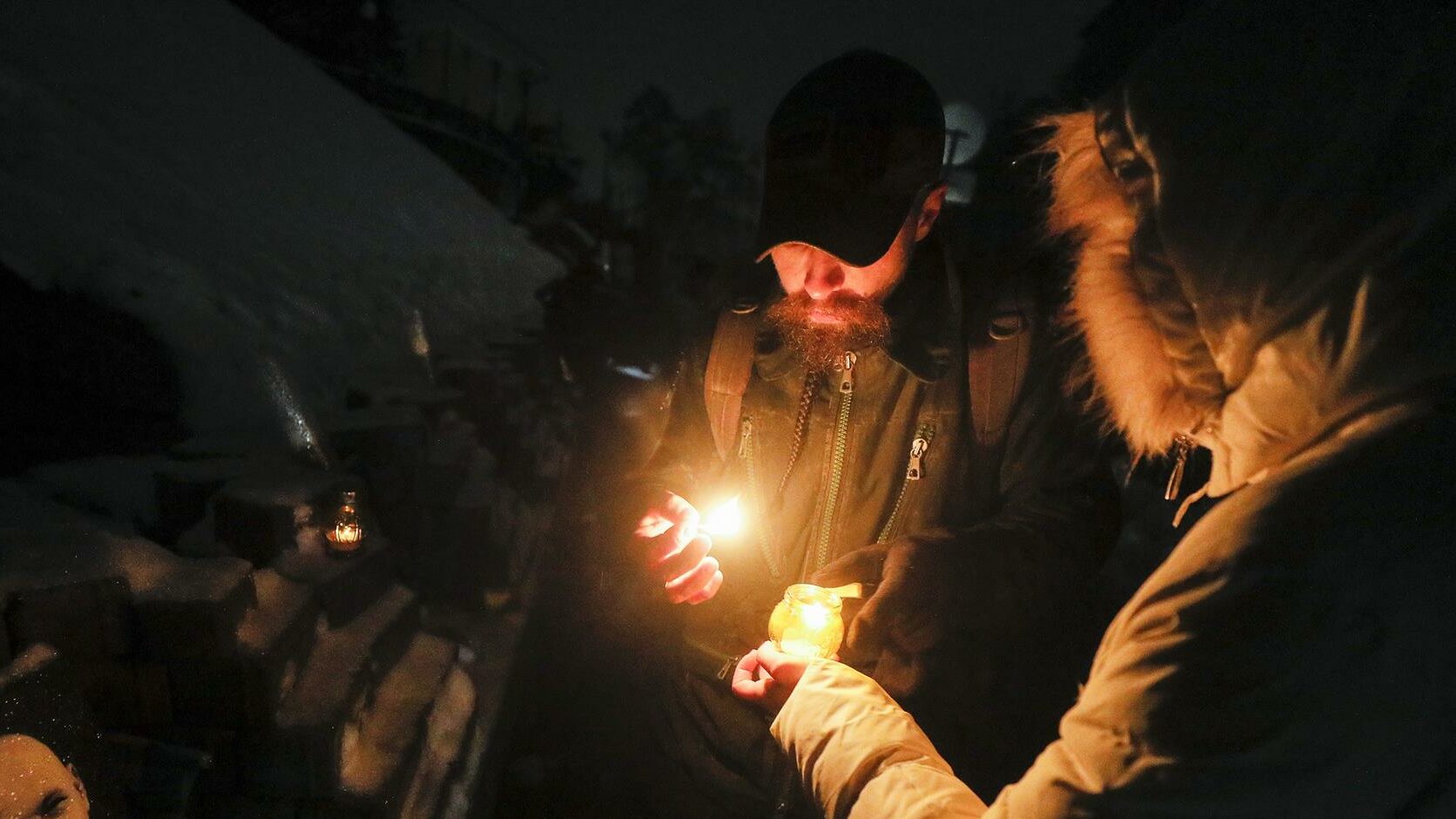 Los ucranianos encienden velas en el monumento a los activistas de Maidan o 'Héroes de los Cien Celestiales'