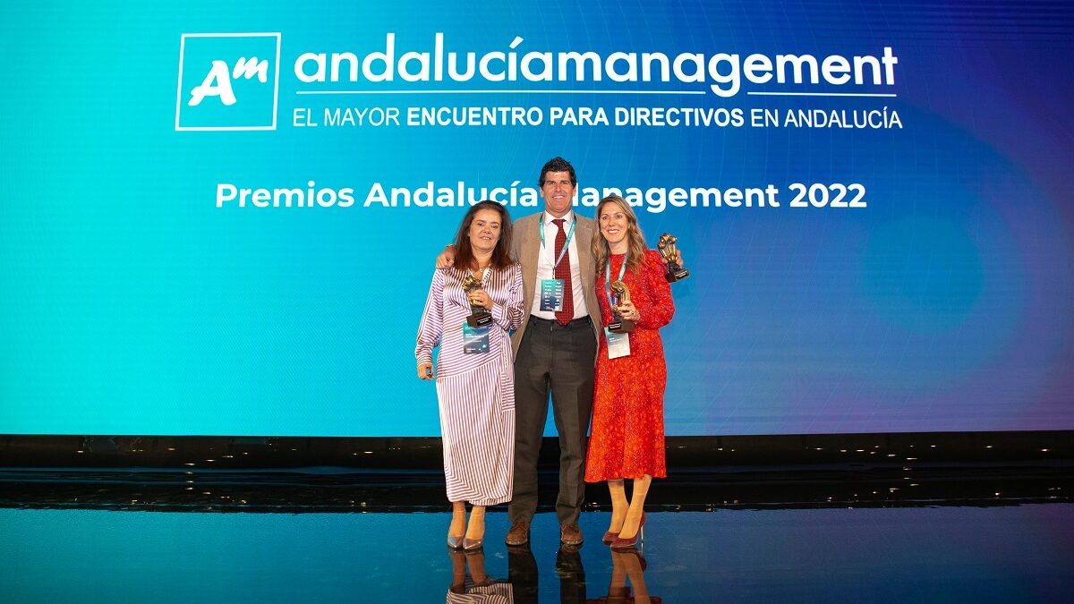 Ester Jiménez (derecha), directora de Finanzas de Grupo Gallo, tras recoger el premio | Foto del Grupo Gallo