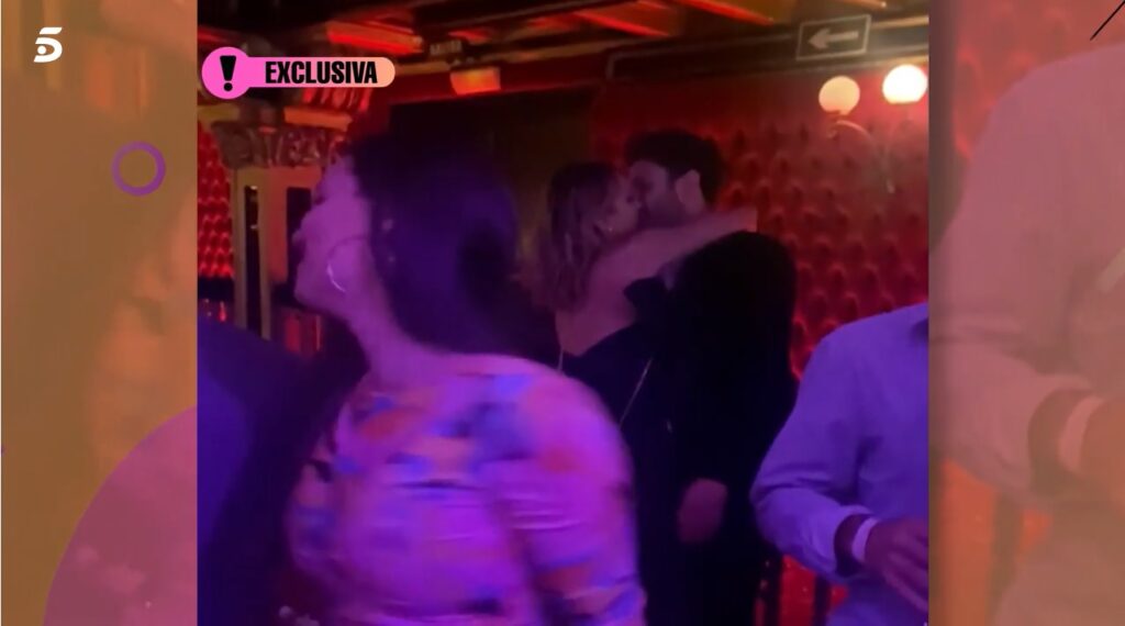 Imagen del vídeo en el que Alba Carrillo y Jorge Pérez tontean y se besan en la fiesta