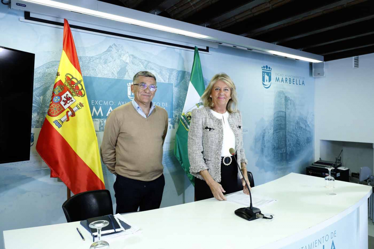 La alcaldesa de Marbella, Ángeles Muñoz, y el exconcejal de Obras Javier García este lunes en rueda de prensa. Foto/ Ayto de Marbella