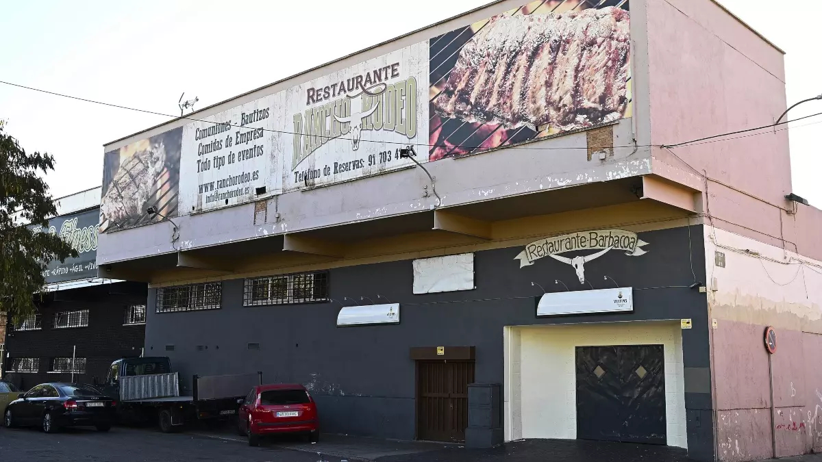 Vista de la entrada al restaurante en el número 6 de la Avenida de la Constitución de Torrejón de Ardoz (Madrid), donde se ha producido la reyerta.