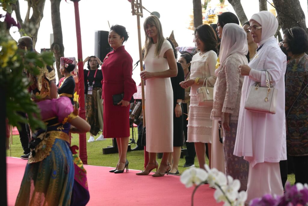 Begoña Alonso, con otras primeras damas en la cumbre del G20 de Bali (Indonesia)