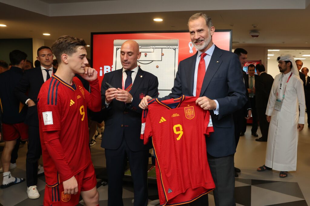 El futbolista Gavi le entregó una camiseta suya al rey Felipe VI
