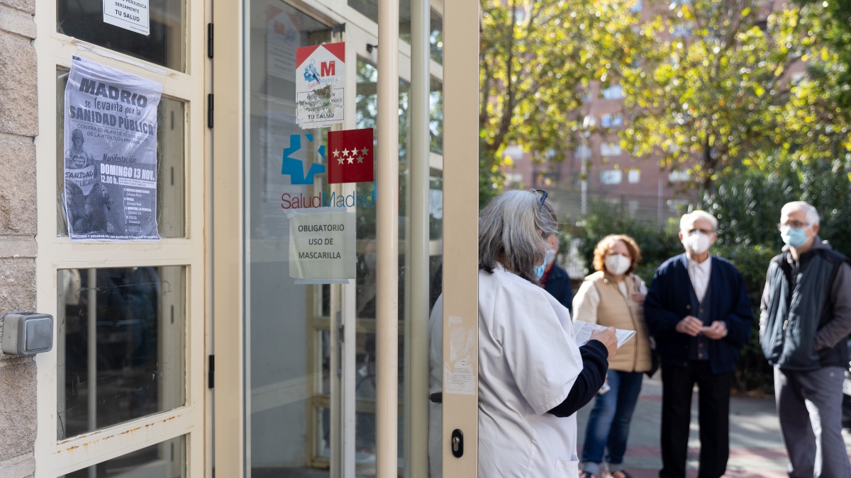 Una enfermera llama a pacientes a las puertas del Centro de Salud Federica Montseny del Servicio de Urgencias de Atención Primaria (SUAP), en Madrid