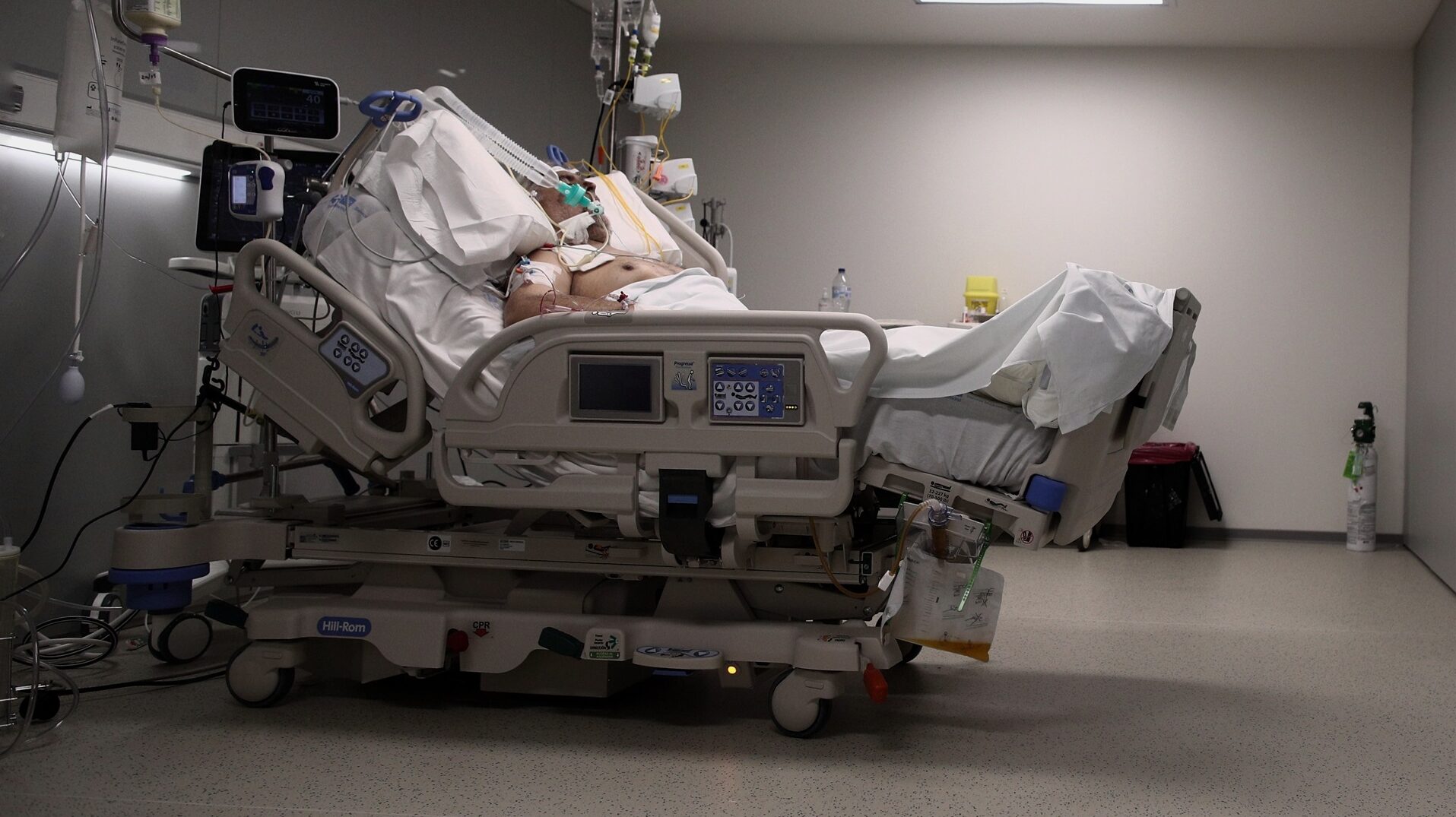 Un enfermo en una cama de la UCI del Hospital de Emergencias Isabel Zendal