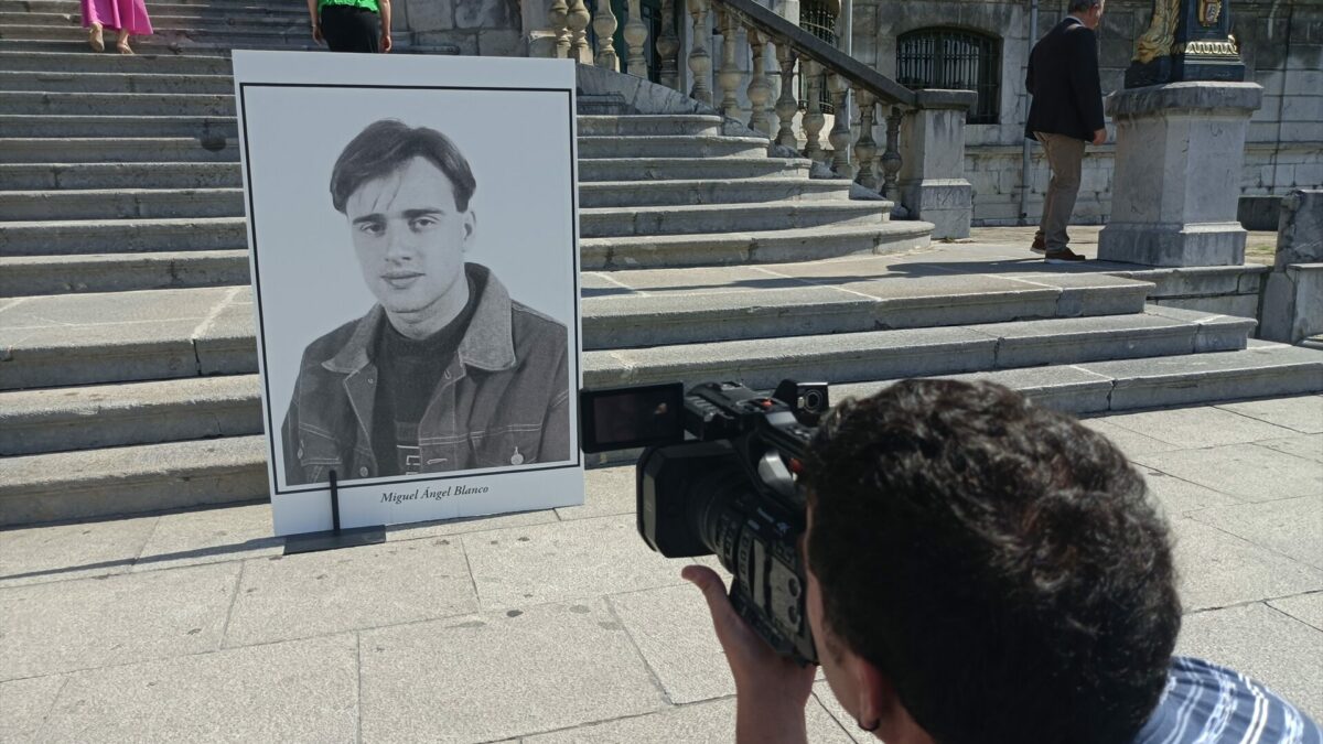 Cartel con la fotografía de Miguel Ángel Blanco en una concentración de homenaje/ EUROPA PRESS