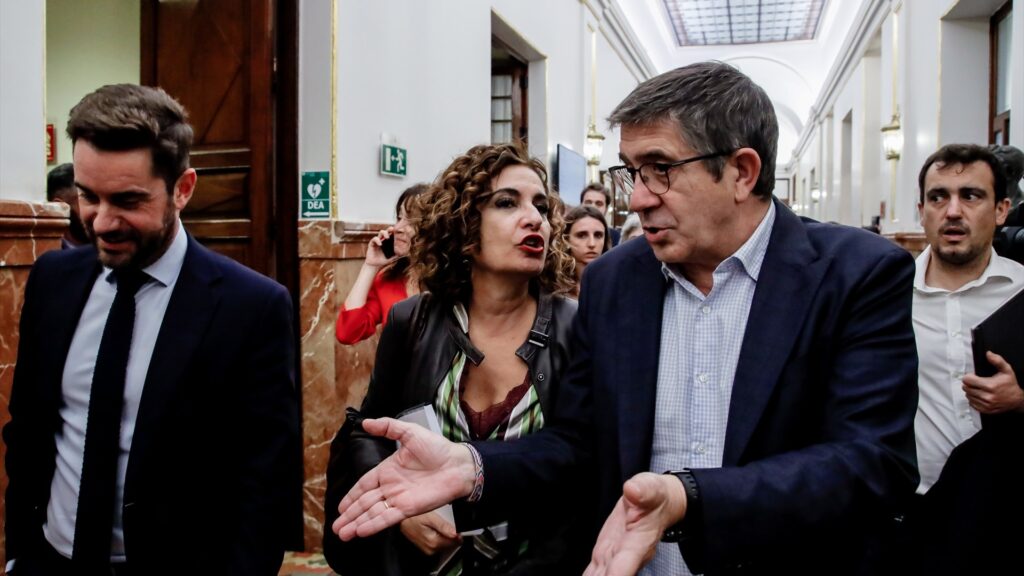 María Jesús Montero, y el portavoz del PSOE en el Congreso, Patxi López.