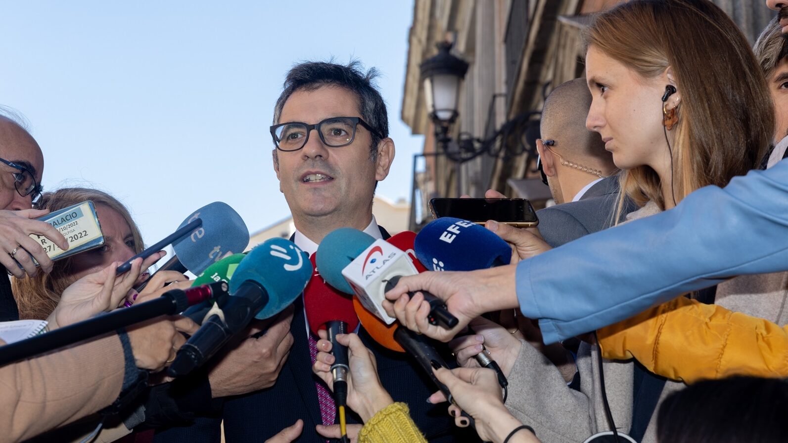 Félix Bolaños atiende a los medios antes de la toma de posesión de la nueva presidenta del Consejo de Estado