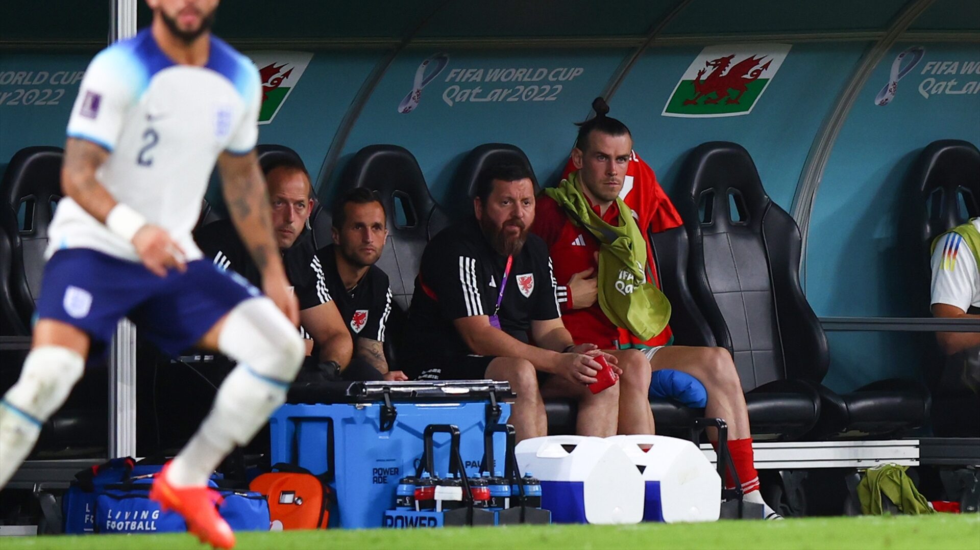Gareth Bale en el banquillo durante el encuentro entre Gales e Inglaterra