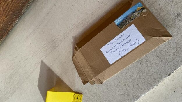 El paquete en el que se recibió la carta bomba que explotó en la Embajada de Ucrania