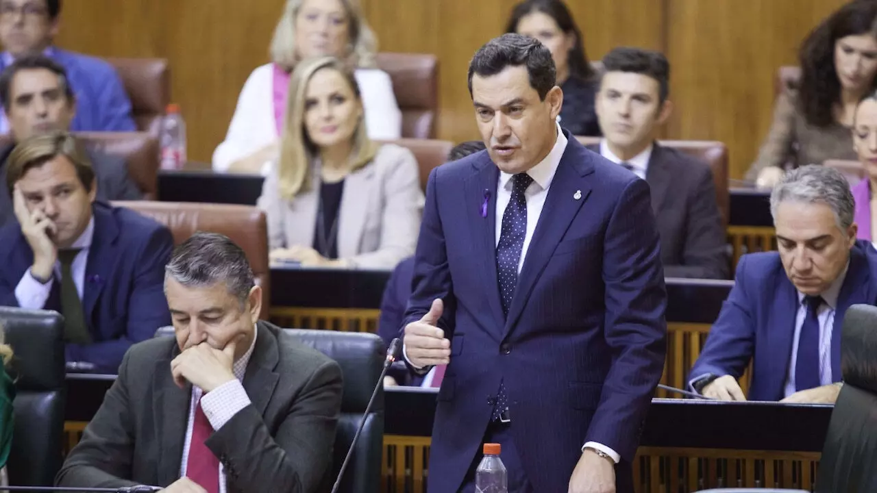 El presidente de la Junta de Andalucía, Juanma Moreno, este jueves en el Parlamento durante la sesión de control. Foto/ Europa Press.